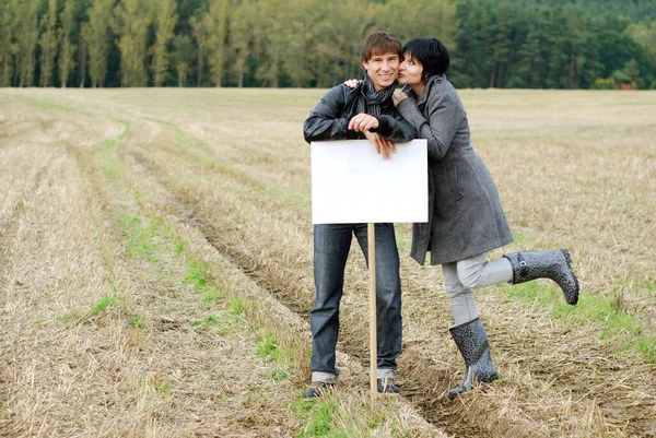 Jong Paar Met Schild — Stockfoto