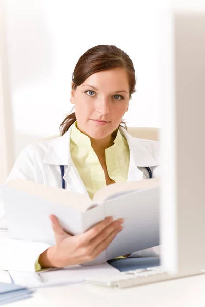 Kadın Doktor Klinikte Kitap Okudu — Stok fotoğraf