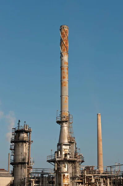 Impianto Industriale Con Cielo Blu — Foto Stock