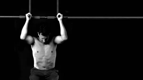 Joven Levantando Pesas Gimnasio —  Fotos de Stock