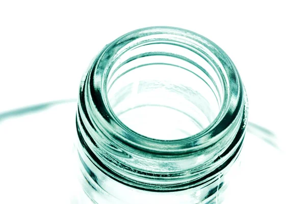 Frasco Vidro Com Gotas Água Fundo Branco — Fotografia de Stock