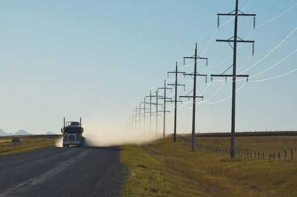 Elektryczność Pylony Ciężarówką — Zdjęcie stockowe