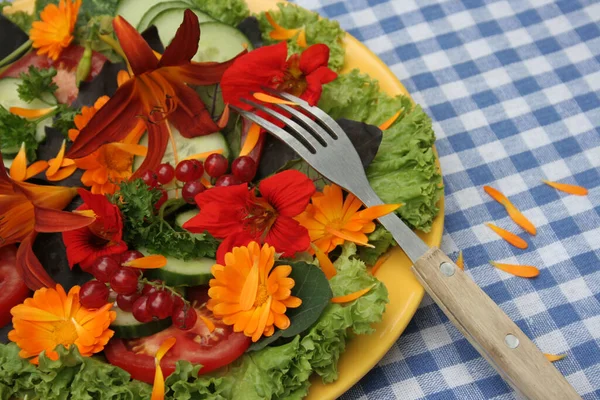 Tavanda Çiçekler Olan Salata Tabağı — Stok fotoğraf