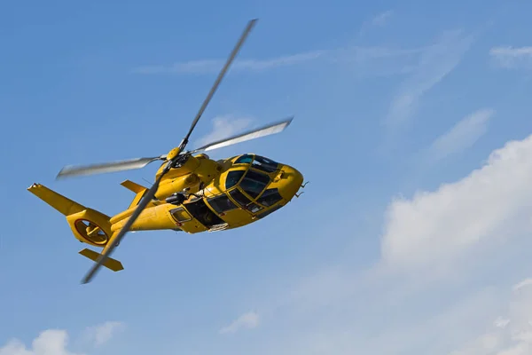 Penerbangan Helikopter Kuning Langit Mendung — Stok Foto