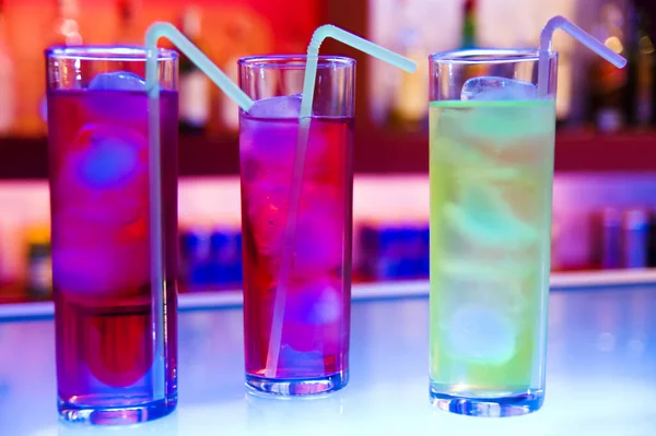 Kleurrijke Cocktails Glas Met Ijsblokjes Reflectie — Stockfoto