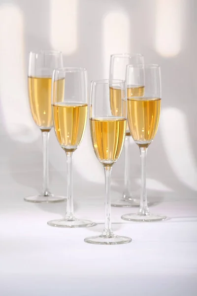 Twee Glazen Champagne Een Glas Witte Wijn — Stockfoto