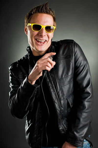 Cantante Con Gafas Sol Chaqueta Cuero —  Fotos de Stock