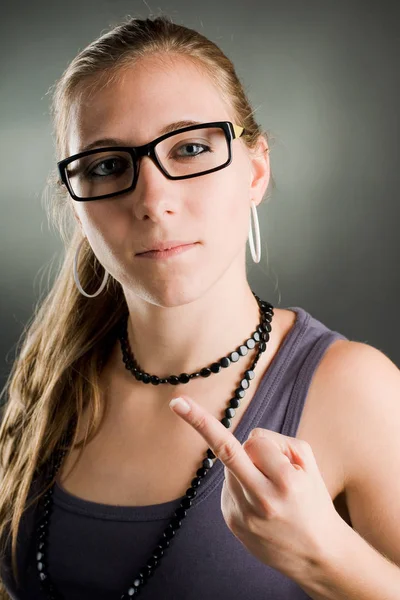 Potret Seorang Wanita Muda Berkacamata — Stok Foto