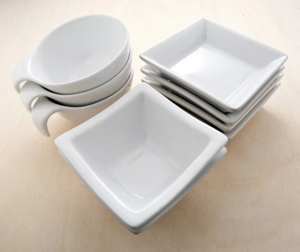 Λευκά Πιάτα Στο Τραπέζι — Φωτογραφία Αρχείου