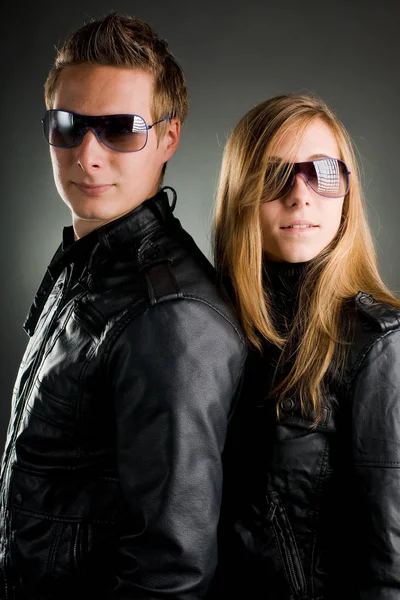 配皮夹克和太阳镜的夫妇 — 图库照片