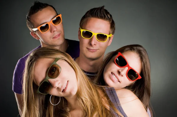Fyra Personer Med Färgglada Glasögon — Stockfoto