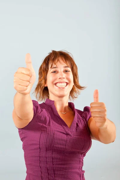 Retrato Uma Mulher Sorridente Feliz Mostrando Polegares Para Cima — Fotografia de Stock