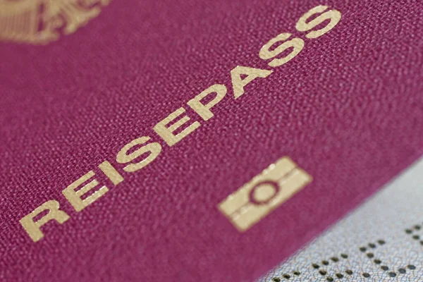 Закрытие Паспорта Билетом — стоковое фото