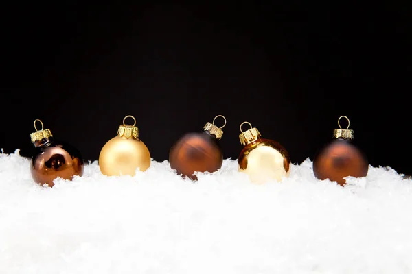 Weihnachtsbaumkugeln Auf Schnee — Stockfoto