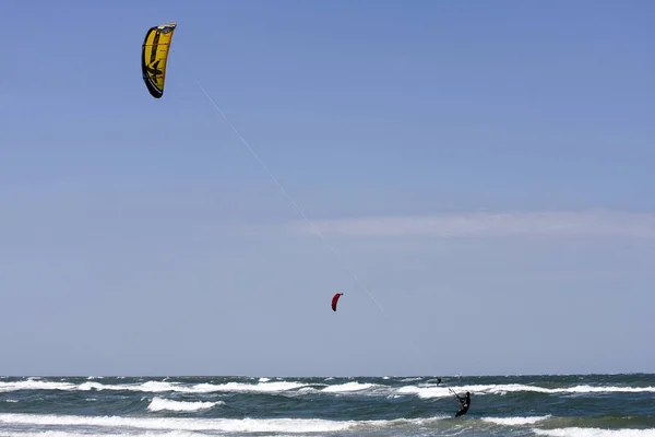 在海浪中冲浪的风筝 — 图库照片