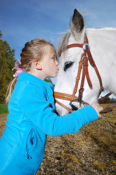 Portret Van Aantrekkelijk Meisje Overdag — Stockfoto