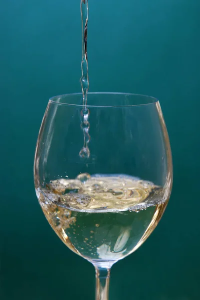 Water Glas Gieten Zwarte Ondergrond — Stockfoto