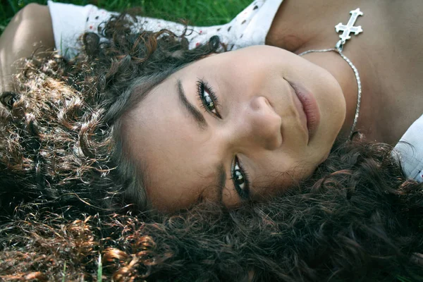 Красивая Молодая Женщина Лежит Траве — стоковое фото