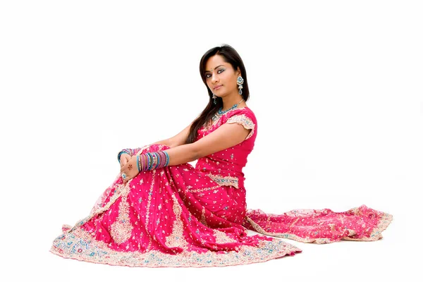 漂亮的孟加拉新娘坐着 — 图库照片