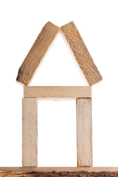 白い背景に木造住宅の模型が孤立し — ストック写真