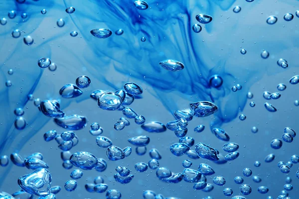Water Druppels Een Blauwe Achtergrond — Stockfoto