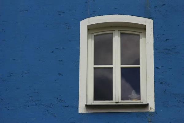 青い壁の窓 — ストック写真