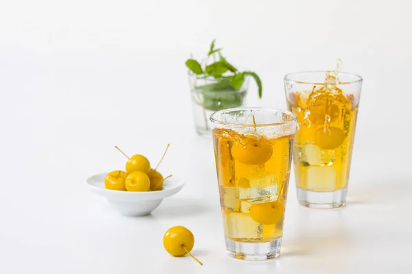 Glass Fersk Limonade Med Isbiter Sitron Hvit Bakgrunn – stockfoto