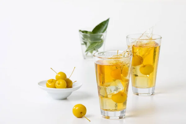 Glass Fersk Limonade Med Isbiter Mynte Hvit Bakgrunn – stockfoto