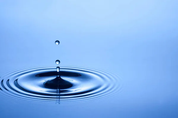 Agua Cae Sobre Fondo Azul —  Fotos de Stock