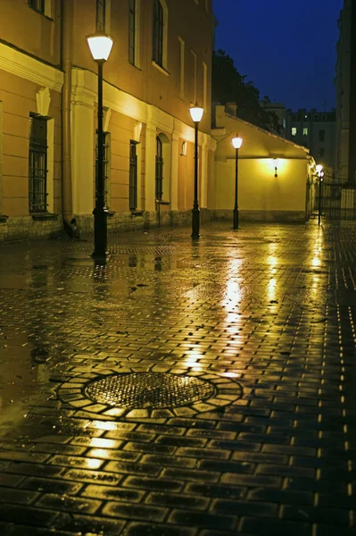 Dvůr Pouličními Lampami Večer — Stock fotografie