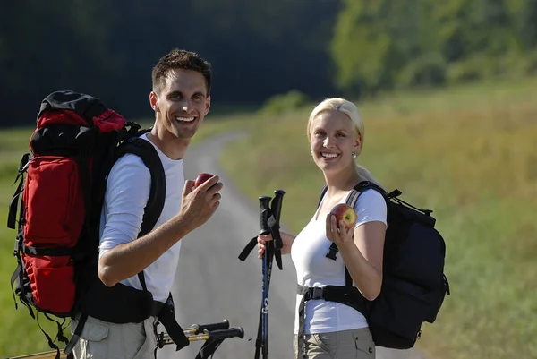 Casal Feliz Caminhadas Nas Montanhas — Fotografia de Stock