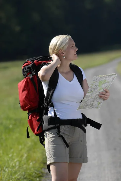 Donna Con Zaino Escursionismo Montagna — Foto Stock