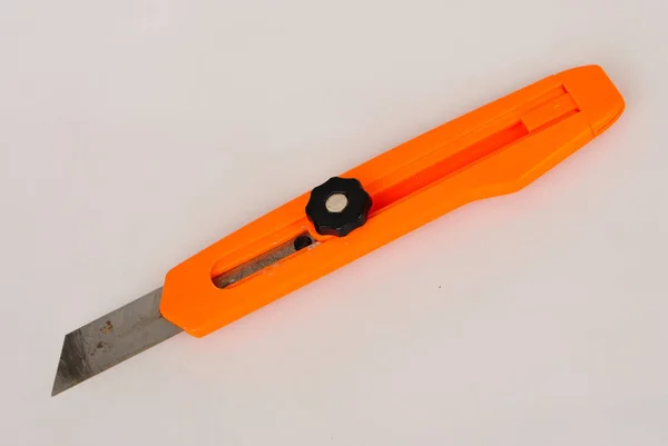 Eine Nahaufnahme Einer Einzigen Orangefarbenen Kunststoffsäge Auf Weißem Hintergrund — Stockfoto