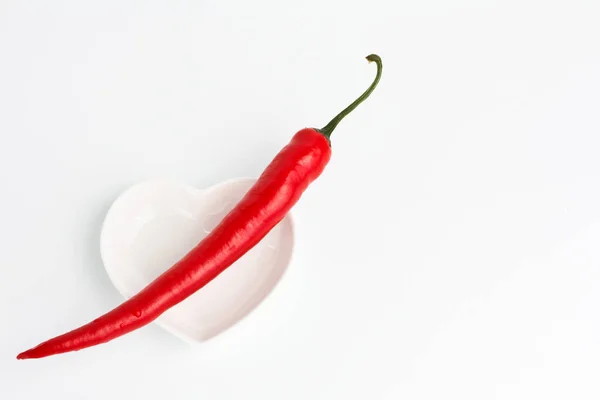 Červený Horký Chilli Pepř Podšálku Tvaru Srdce — Stock fotografie