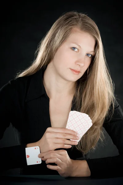 Bela Jovem Com Fichas Poker Cartas Jogo Fundo Preto — Fotografia de Stock