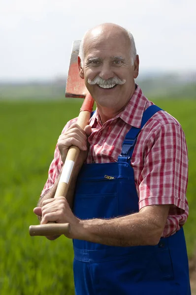 Agricultor Segurando Uma Caixa Carne Seus Braços — Fotografia de Stock