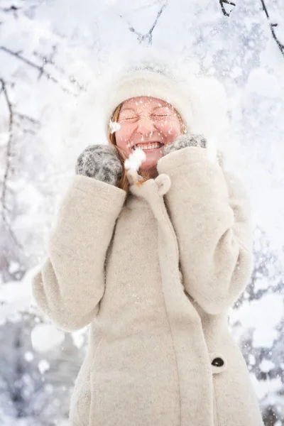 Retrato Invernal Uma Jovem Mulher Loira Neve — Fotografia de Stock