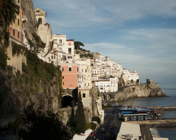 Amalfiは イタリア南西部の海岸の急な崖の下の劇的な自然環境の町です — ストック写真