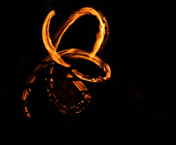Ateş Işığı Siyah Arkaplanda — Stok fotoğraf