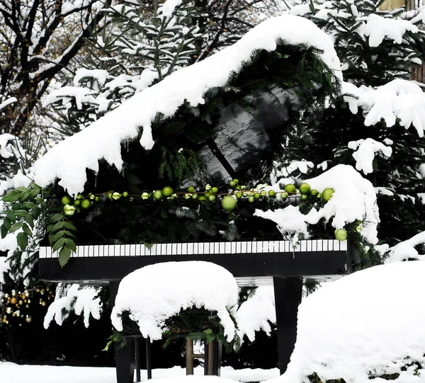 Piano Dans Neige — Photo