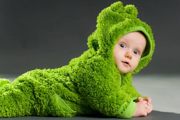 身着青蛙服装的婴儿 — 图库照片