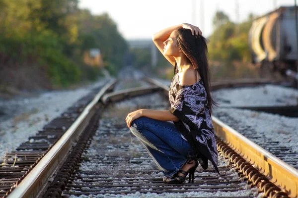 Schöne Teen Latina Auf Eisenbahnschienen — Stockfoto