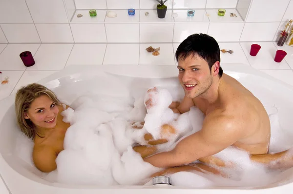 洗澡时夫妇放松一下 — 图库照片