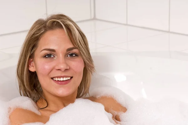 お風呂でリラックスする魅力的な女性 — ストック写真