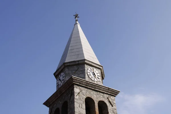 Kirketårn Opatija Kroatia – stockfoto