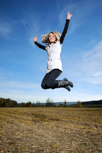 Feliz Mujer Joven Que Salta Campo —  Fotos de Stock
