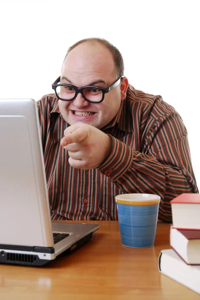 Dizüstü Bilgisayarlı Gözlüklü Genç Adam — Stok fotoğraf