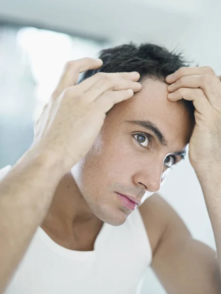 Mann Überprüft Zurücktretenden Haaransatz — Stockfoto