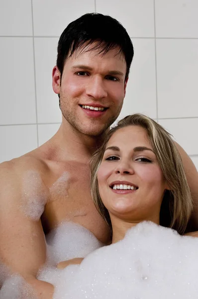 Couple Relaxes Bath — Stock Photo, Image