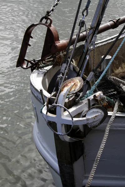 Fondear Barco Pesca —  Fotos de Stock